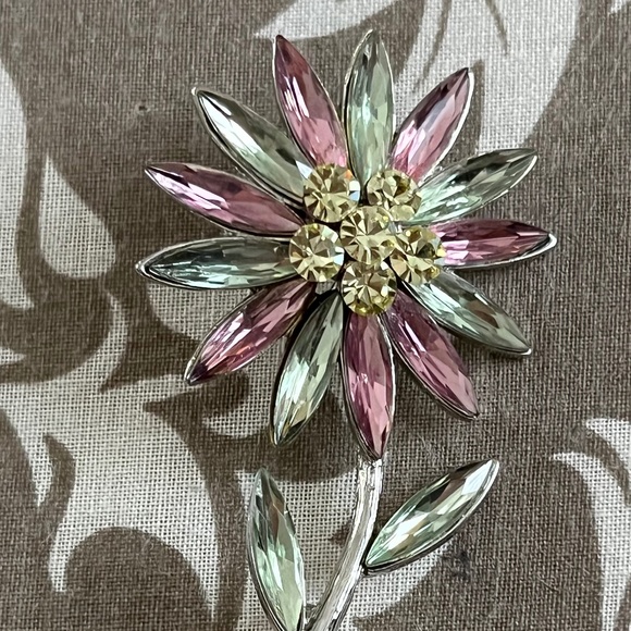 Pretty Flower Brooch - Picture 1 of 4